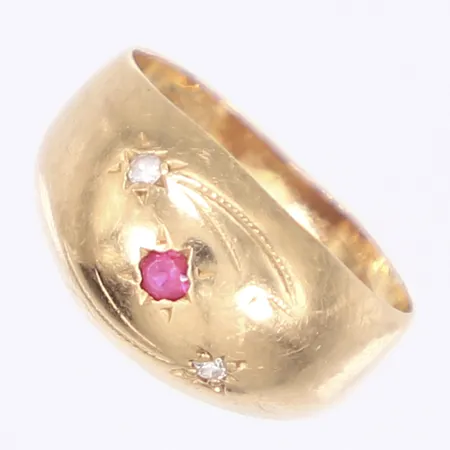 Ring med vita och röda stenar, stl 15¼, bredd 3-10mm, hårt bruksslitage, 18K Vikt: 2,3 g