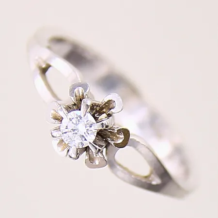 Ring med diamant 0,15ct enligt gravyr, stl 18, bredd 2-7mm, vitguld, 18K  Vikt: 3,8 g
