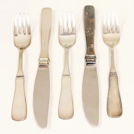 3 gafflar 168mm, 2 knivar 208mm (stål i blad, modell Uppsala, bruttovikt  MGAB, bruttovikt 280,3g, silver 830/1000.