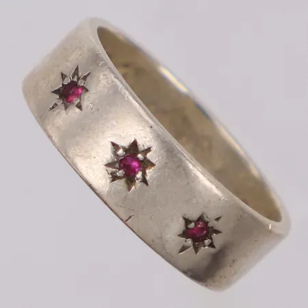 Ring med röda stenar, stl 16½, bredd 6mm, silver 835/1000 Vikt: 3,6 g