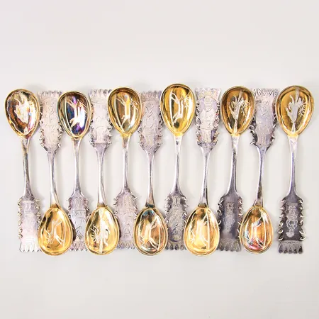 Minnesskedar med dekor, längd 11cm, förgylld del, gravyrer, silver 830/1000 Vikt: 133,2 g