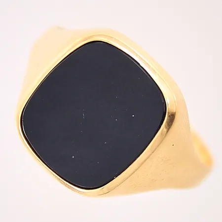 Ring med onyx, stl 21¼, bredd 3-15mm, svensk importstämpel, något skev skena, 18K  Vikt: 3,7 g