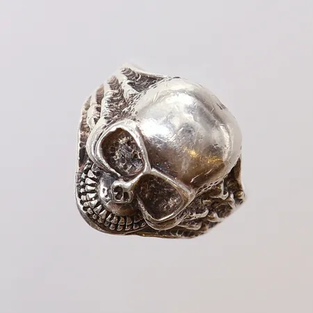 Ring med döskalle, oxiderade detaljer, stl: 20¾, bredd 4,8-23mm, skev, silver 925/1000 Vikt: 11,1 g