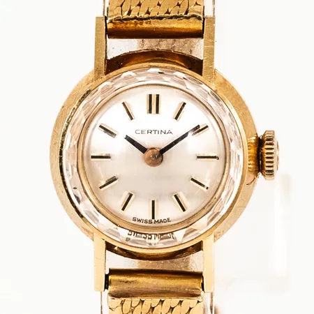 Smyckeur Certina i 18K guld med band i 18K, boett Ø 17 mm, manuell, safirglas, ställbar längd 16/16,5 cm, viklås. Bruttovikt: 26,0g. Svagt veck i länken förekommer, men annars i fint skick.