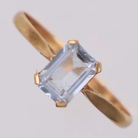 Ring med ljusblå sten, stl 18, bredd 1,7-7,4mm, 18K  Vikt: 1,4 g