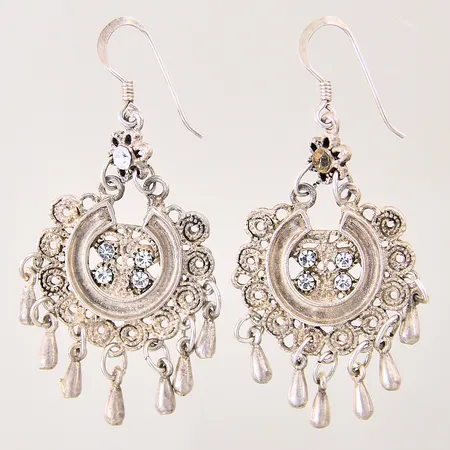 Ett par örhängen med dekor samt vita stenar, sten saknas, 35x23mm, silver 925/1000 Vikt: 10,1 g