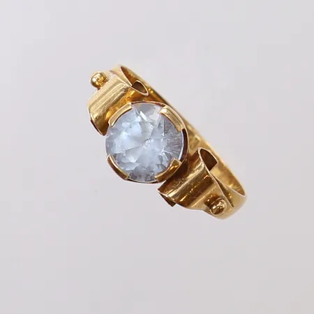 Ring med vit sten, stl 17¼, ca bredd 3-8mm, gravyr, sten med nagg. 18K Vikt: 3 g