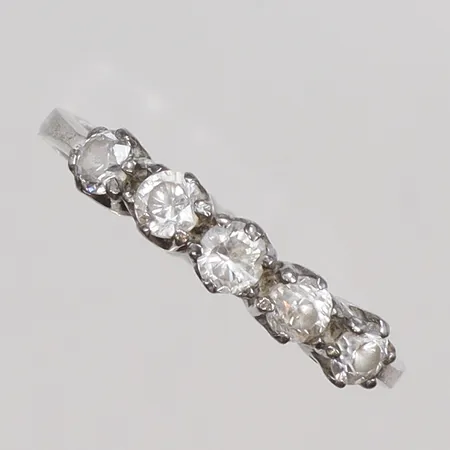 Ring med vita stenar, stl 19, bredd 4mm, 925/1000 silver,  Vikt: 2 g