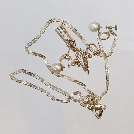 Diverse guld, delvis defekt med pärlor 14K Vikt: 9,1 g