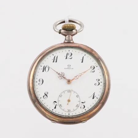 Fickur Omega, diameter ca 5 cm, silver, tickar igång men ej funktionstestad.