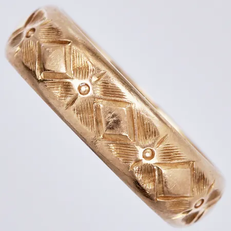 Ring mönstrad, stl: ca 18, bredd: ca 5mm, GHB, Björkmans Guldsmedja, Norrköping, år 1967, 18K  Vikt: 5,2 g