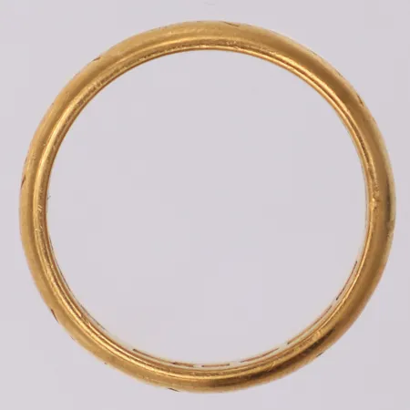 Ring, stl 18¼, bredd 4,4mm, gravyr, 23K  Vikt: 6,9 g