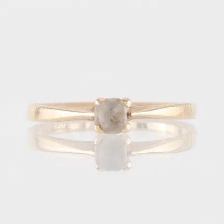 Ring med sten, storlek 15 ½ mm, bredd 1.5-3.6 mm, 18k. Vikt: 1,4 g