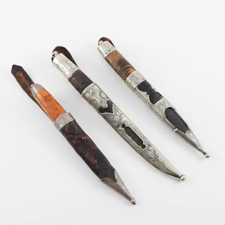 Knivar 3 st handarbeten, längd med slida ca 19-22 cm. Vikt: 0 g