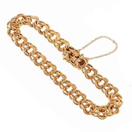 Armband, Bismarck i 18K guld. Det är 17,5 cm långt, 7,8 mm brett och väger 19,3g. Kistlås. Stämplad V8 (1947), ESM (Svedboms Guldsmedsaktiebolag, Vetlanda), BOLIDENGULD, 18K & kattfot. Säkerhetskedja.