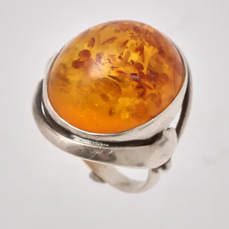  Ring i silver, stl 21½, bredd 3-30mm, 1st Bärnsten, mått 19,9x24mm, vikt 12,77g.