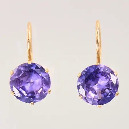 Ett par örhängen med lila stenar, Ø8,5mm, 14K  Vikt: 1,9 g