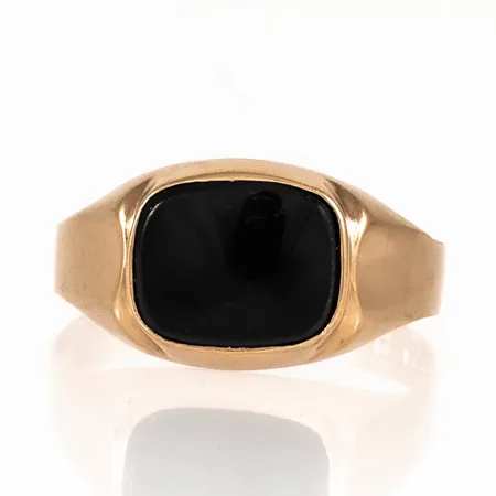 Klackring i 18K guld med svart sten. Den är i storlek 20, är 3,5 - 11 mm bred och väger 2,4g. Repig sten, bucklig skena. 