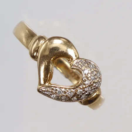 Ring med diamanter totalt ca 17x0,005ct, stl 17½, bredd 2-10mm,GHA 18K Vikt: 2,8 g