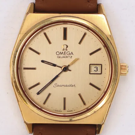 Herrur Omega Seamaster, guld på stål, quartz, Ø35mm, läderband ej original, hack på undersida av boett, batteribyte krävs, inga tillbehör