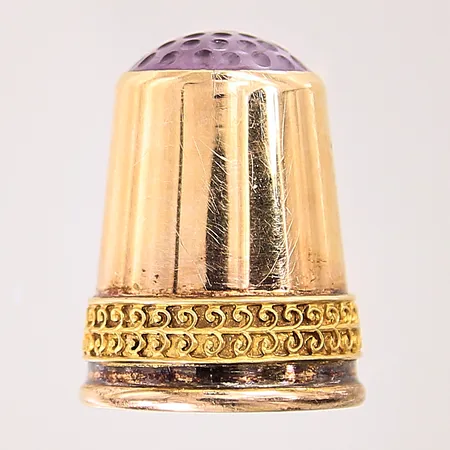 Fingerborg med dekor samt plastdetaljer, längd 2,2cm, bredd 16,5mm, skev, 18K  Vikt: 4,1 g