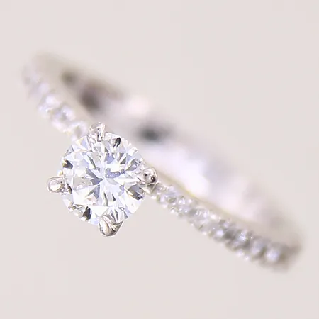 Ring med diamanter 1 x ca 0,50ct, kvalitet ca TCr(I)/VS-SI, stl 15½, bredd 1,5-5,1mm, skenans höjd 8,8mm, platina 950/1000