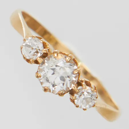 Ring med vita stenar, Ø17+, bredd: 1,2-5,5mm, små sprickor i skenan, skev skena, 18K Vikt: 1,6 g