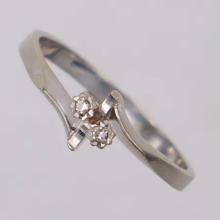 Ring med diamanter 2xca0,01ct åttkantslipade, stl 17¾, bredd 2-6,6mm, vitguld, 18K Vikt: 2,5 g