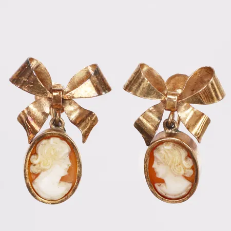 Ett par örhängen, cameér, rosetter, 20mm, Kämpe Guldsmed år 1952, skruvlås, missfärgade, 18K  Vikt: 3,5 g