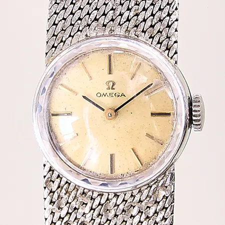 Damur Omega, boett samt integrerad länk i 18K, vitguld, manuell, kaliber 620, serie-nr: 22858719, en extra länkdel i 18K, fuktskadad urtavla, sliten länk, repig, går ej, bruttovikt: 46g