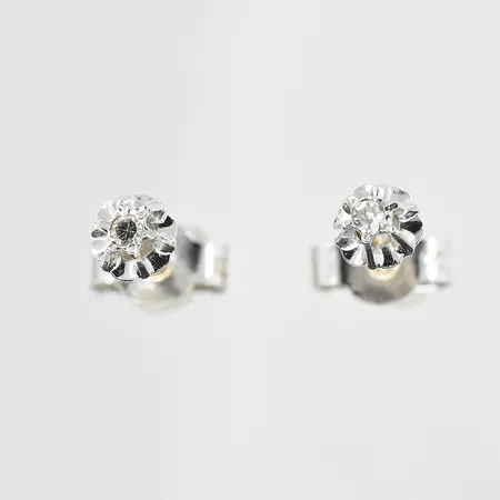 Ett par örhängen med vita stenar, Ø4 mm, vitguld, 18K. Vikt: 1,1 g