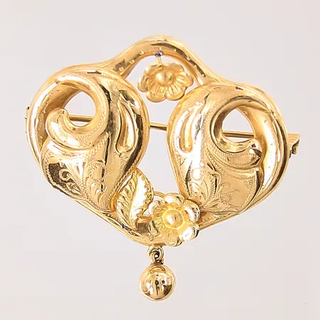 Brosch med dekor, längd: 32mm, bredd: 35,7-5mm, smärre bucklor, 18K  Vikt: 4,3 g