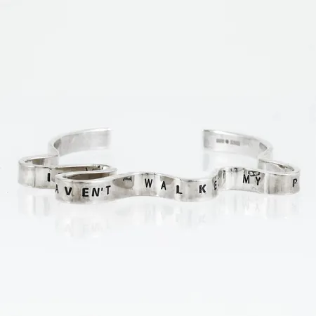 Stelt armband, Efva Attling "Don't judge if you haven't walked my path", innermått ca 16,5 cm, ca 55 x 43 mm, silver (925/1000). Vikt: 26,7g. Fint skick.