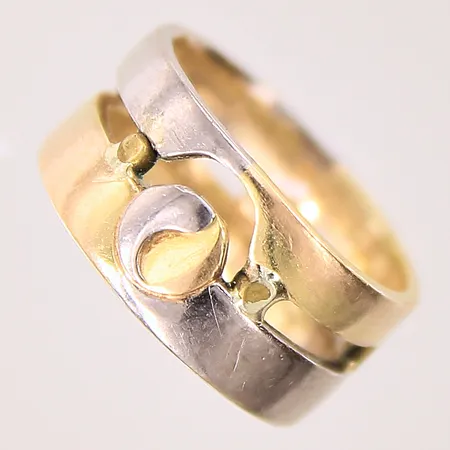 Ring, tvåfärgad, stl: 15¼, bredd: 8,3mm, repig, 18K  Vikt: 6,1 g