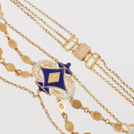 Collier med inslag av emaljdekor, otydlig mästarstämpel, årsstämpel 1876. troligen Sundsvall, längd ca 40 cm, hängets höjd ca 40 mm, något slitage på emaljen, 18k. Vikt: 30,5 g