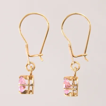 Ett par örhängen med rosa stenar, 10x6mm, ostämplade, 14K  Vikt: 2,2 g