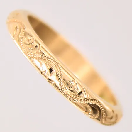 Ring med dekor, stl: 18¼, bredd: 3,2mm, 18K  Vikt: 5,2 g