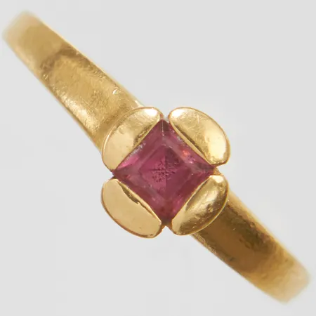 Ring med rubellit, Ø19-, bredd: 1,6-7,6mm, 18K Vikt: 5,3 g
