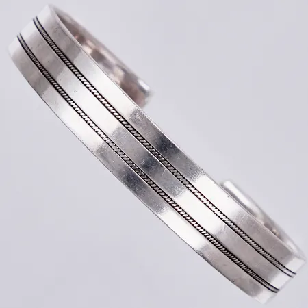 Stelt armband, ca 54-58mm, bredd ca 10mm, 925/1000 silver Vikt: 27 g