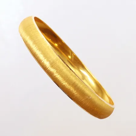 Armring med dekor, Ø62mm, bredd 10mm, 22K.  Vikt: 10 g