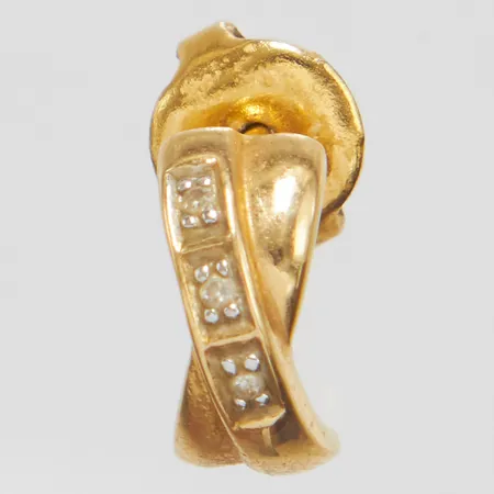 Örhänge, udda, diamanter 3 x ca.0,0025ct, 8/8-slipade, 18K, snurrebuss i oädel metall Vikt: 0,6 g