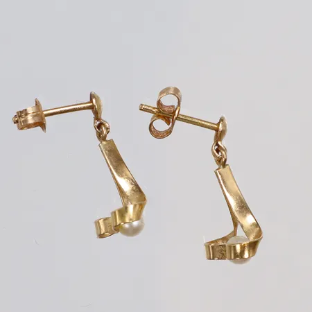 Ett par örhängen med pärlor, 15mm, 18K Vikt: 1,2 g