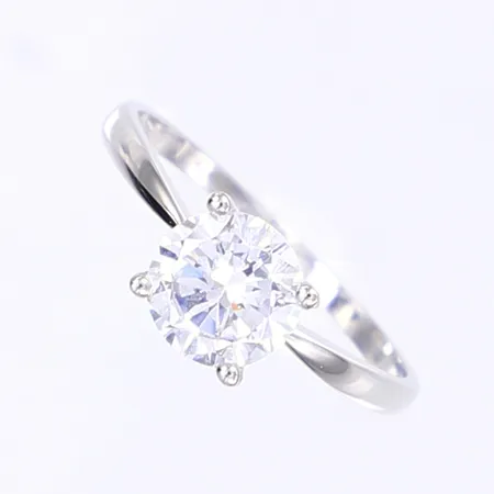 Ring med vit sten, GHA, stl 20, bredd 1-8mm, vitguld 18K Vikt: 3 g