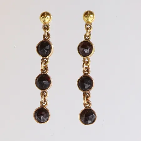 Ett par örhängen med granater, 27x4mm, stift och snurrebuss i 18K, fattning i gulmetall, omaka snurrebussar. Vikt: 1,6 g