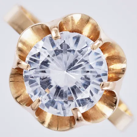 Ring med vit sten, stl: ca 19¼, bredd: ca 3-13mm, år 1974, 18K  Vikt: 4,1 g