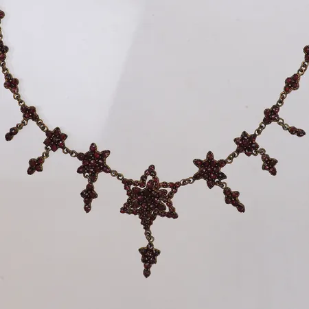 Collier med granater, längd 45,5cm, bredd 7-46,5mm, en sten saknas, gulmetall