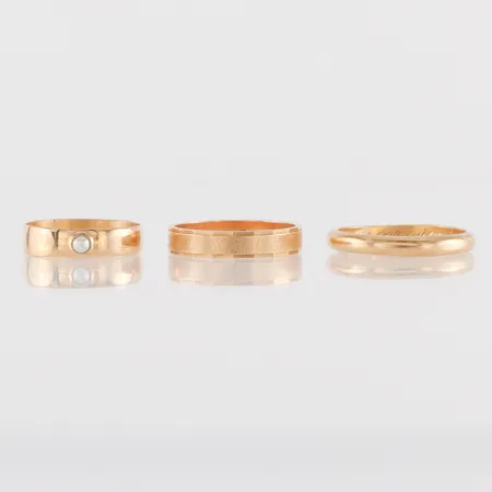 Ringar 3 st med gravyrer, 18k. Vikt: 13,6 g