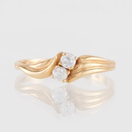 Ring med 2 st stenar, Carlsén Sundsvall, storlek 18 mm, bredd 1.7-5.8 mm, 18k. Vikt: 1,6 g