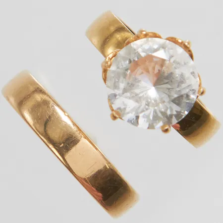 2 Ringar, personlig gravyr, sten sitter snett i sin fattning, 18K Vikt: 12,1 g