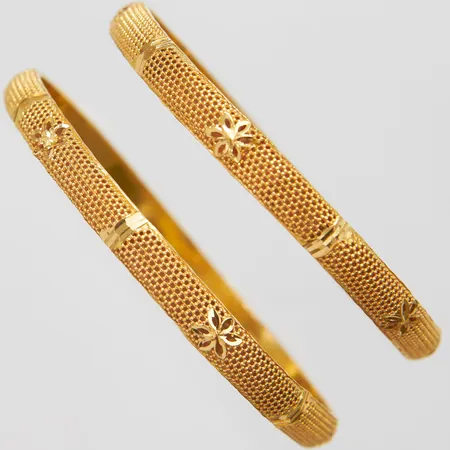 2 Armringar med mönsterdekor, innermått: 61-62x59mm, bredd: 6mm, skeva, 22K Vikt: 21,6 g